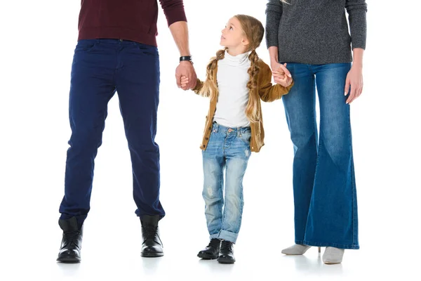 Vista recortada de los padres tomados de la mano con su hija, aislados en blanco - foto de stock