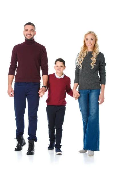 Mostrando a los padres tomados de la mano con su hijo en traje de otoño, aislados en blanco - foto de stock