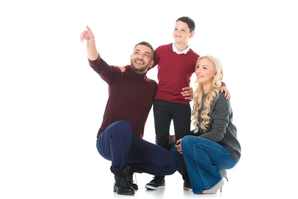 Glückliche Familie mit Sohn im Herbst-Outfit, Mann zeigt etwas Isoliertes auf Weiß — Stockfoto