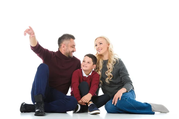 Padres e hijo en traje de otoño, hombre mostrando algo aislado en blanco - foto de stock