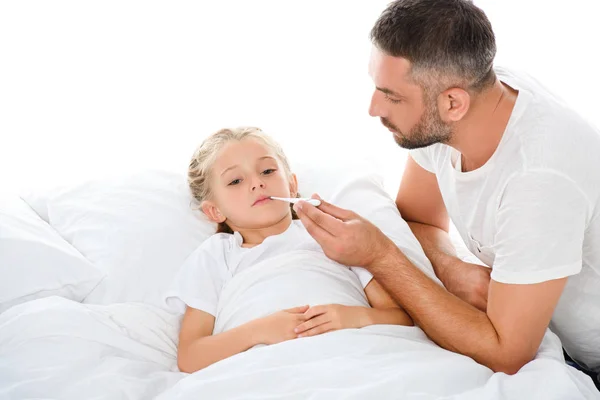 Père mesure la température du corps à adorable fille malade, isolée sur blanc — Photo de stock