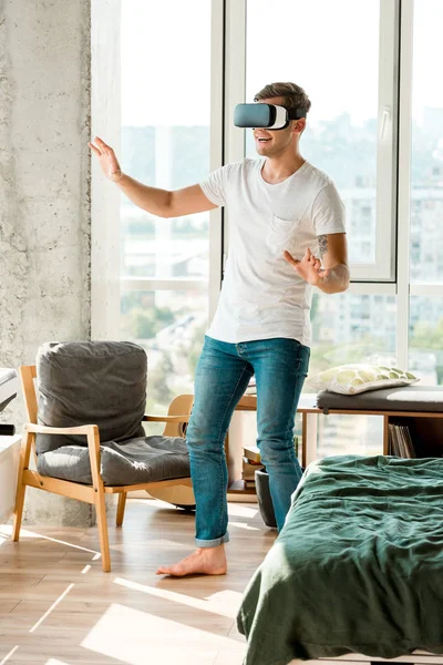 Emotivo giovane uomo in auricolare vr a casa — Foto stock