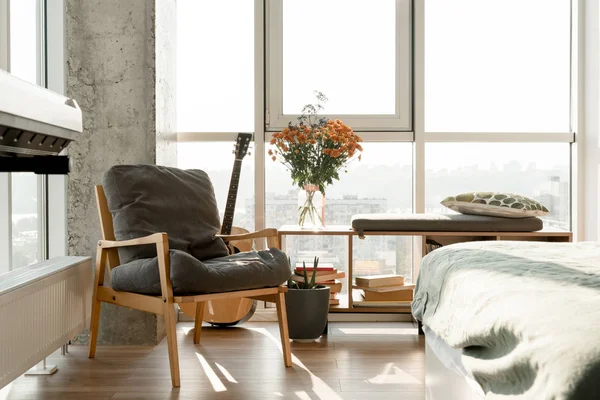 Vue rapprochée de l'intérieur de la chambre moderne vide avec fauteuil à grande fenêtre — Photo de stock