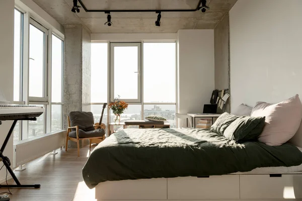 Nahaufnahme der leeren modernen Raumausstattung mit großem Fenster und Bett — Stockfoto