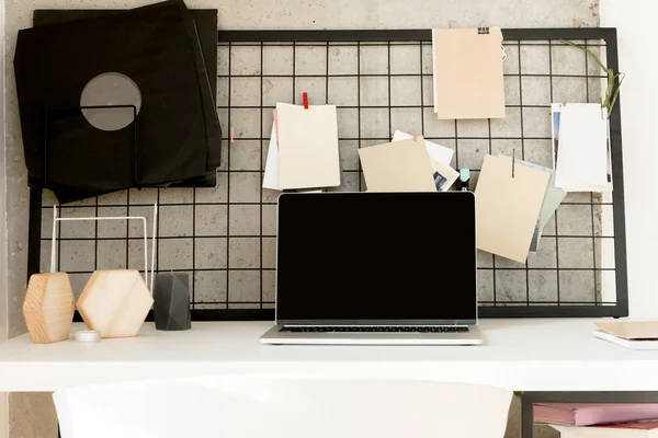 Nahaufnahme des Laptops mit leerem Bildschirm auf dem Tisch im Home Office — Stockfoto