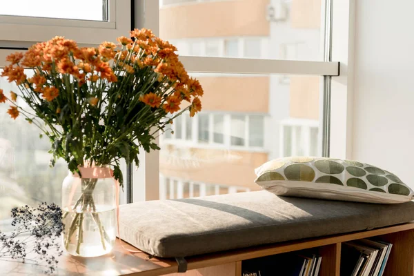 Primer plano vista de hermoso ramo de flores en la ventana en casa - foto de stock