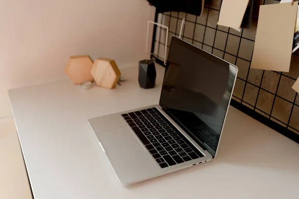 Vista de cerca de la computadora portátil con pantalla en blanco en la mesa en casa — Stock Photo