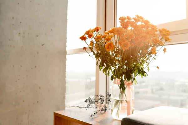 Vista de cerca de hermoso ramo de flores de pie en la ventana - foto de stock