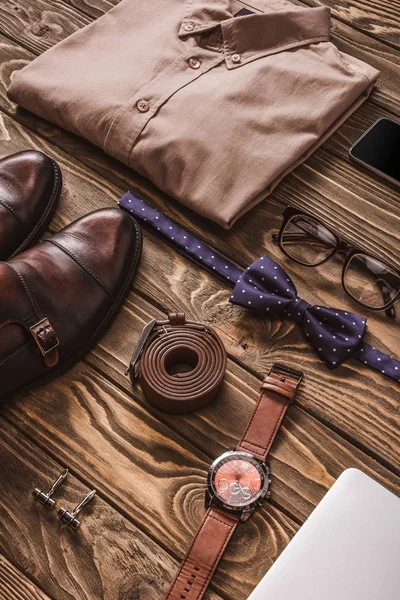 Vista de perto de roupas masculinas na moda, acessórios e dispositivos digitais na superfície de madeira — Fotografia de Stock