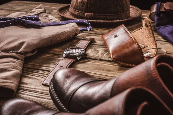 Nahaufnahme der Anordnung von maskulin stylischem Hemd und Accessoires auf Holztischplatte — Stockfoto