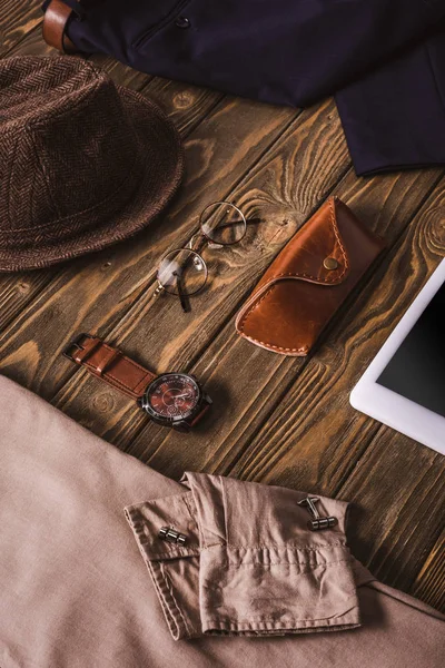 Vista de perto de acessórios masculinos, roupas elegantes e tablet em mesa de madeira — Fotografia de Stock