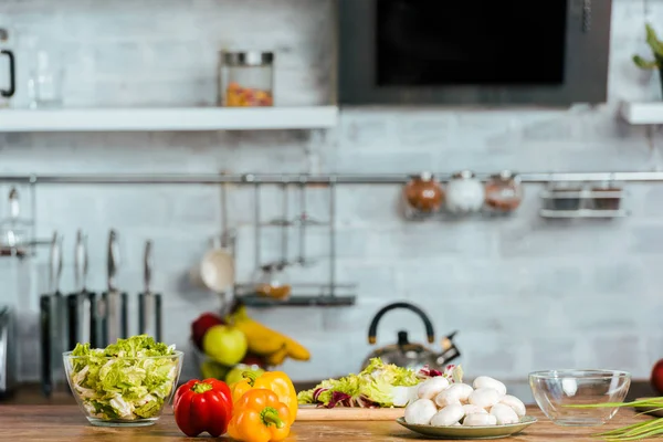 Крупным планом сырые овощи на столе на современной кухне — стоковое фото