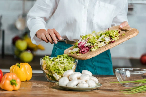 Tiro cortado de mulher fazendo salada saudável na cozinha — Fotografia de Stock