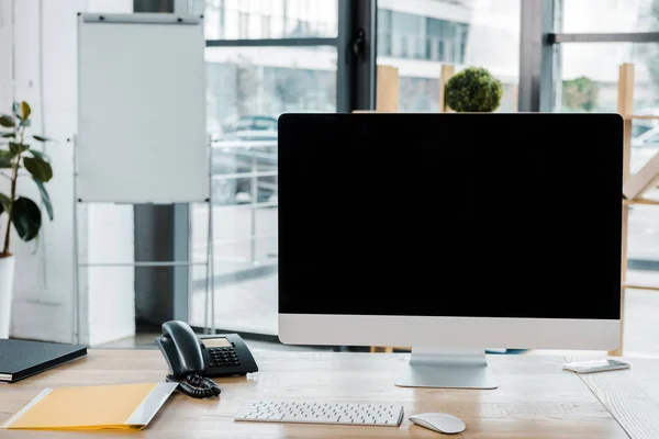 Nahaufnahme des Arbeitsplatzes mit leerem Computerbildschirm im Büro — Stockfoto