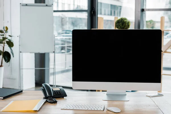 Vista de cerca del lugar de trabajo con pantalla de computadora en blanco en la oficina - foto de stock