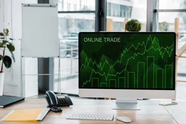 Nahaufnahme des Arbeitsplatzes mit Computerbildschirm mit Online-Handelsaufdruck im Büro — Stockfoto