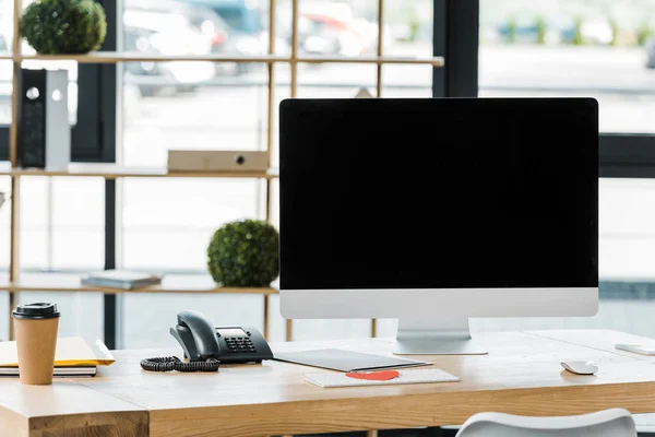 Vista de perto do local de trabalho com tela de computador em branco no escritório — Fotografia de Stock