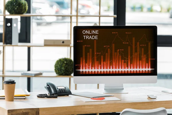 Vista ravvicinata del posto di lavoro con schermo del computer con lettering commerciale online in ufficio — Foto stock