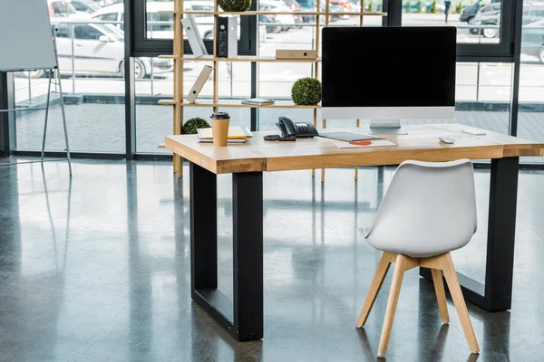 Vista de perto do local de trabalho com tela de computador em branco no escritório — Fotografia de Stock