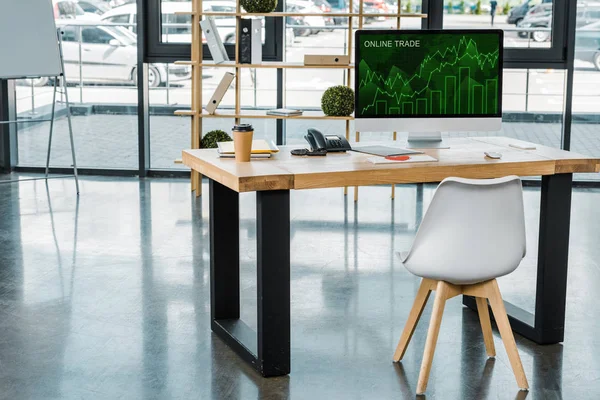 Vista de cerca del lugar de trabajo con pantalla de ordenador con letras comerciales en línea en la oficina - foto de stock