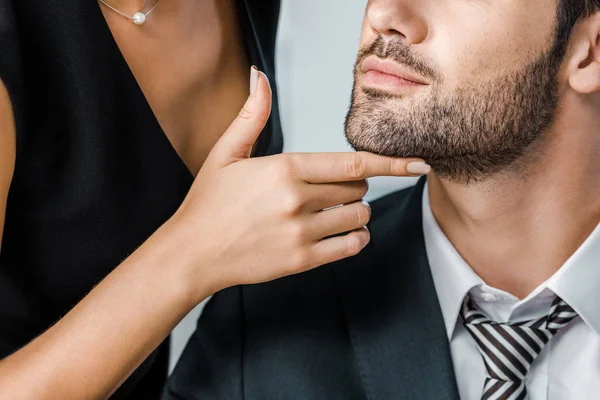 Частичный взгляд бизнесвумен флиртует с бизнесменом в костюме — стоковое фото