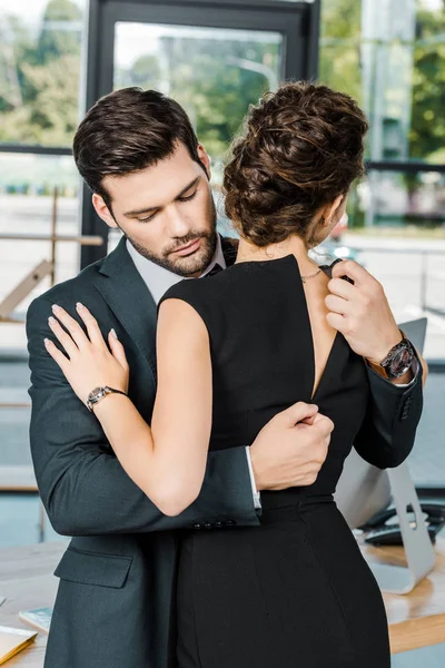 Jungunternehmer entreißt Kleid verführerischer Geschäftsfrau am Arbeitsplatz im Büro — Stockfoto