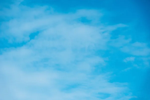 Hermoso cielo azul claro con nubes - foto de stock