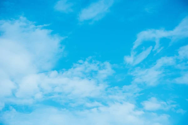 Красиве світло-блакитне хмарне небо — стокове фото