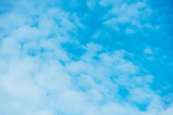 Schöner hellblauer Himmel mit Wolken am Tag — Stockfoto
