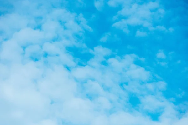 Hermoso cielo azul claro con nubes durante el día — Stock Photo