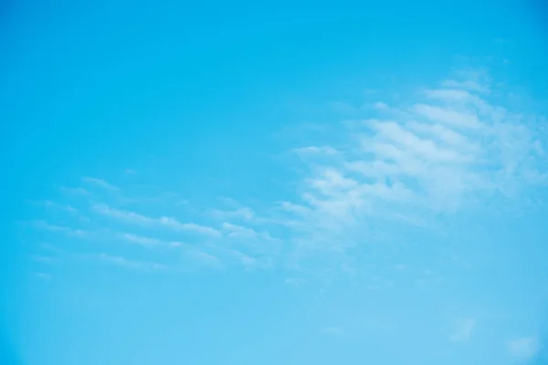 Hermoso cielo azul claro con nubes como fondo — Stock Photo