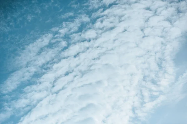 Nuvens brancas bonitas no céu azul claro — Fotografia de Stock