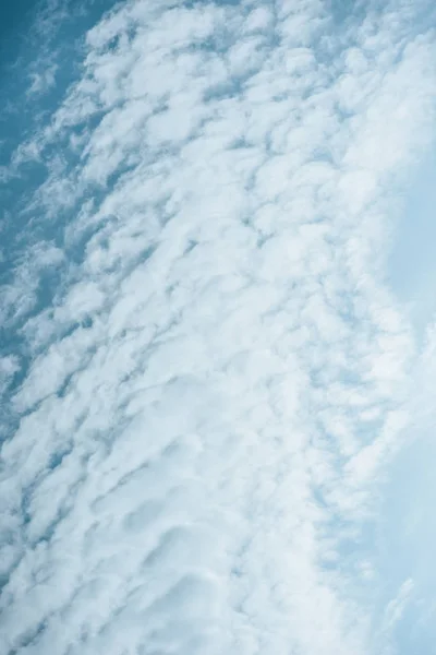 Belas nuvens brancas texturizadas no céu azul claro — Fotografia de Stock