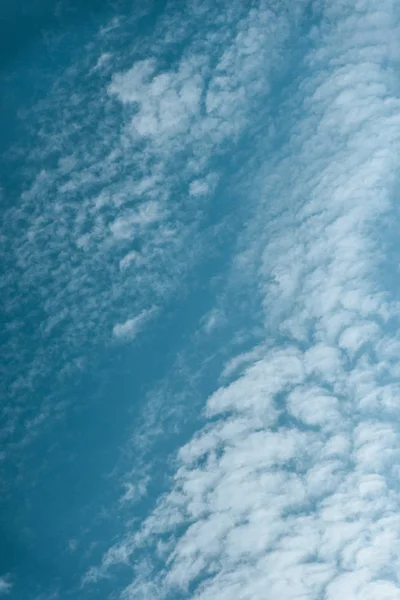 Schöner bewölkter hellblauer Himmel — Stockfoto