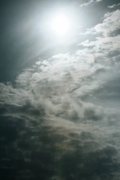 Красивые белые облака с солнечным светом на сером небе — стоковое фото