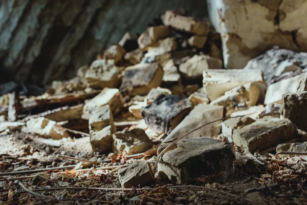 Заброшенное здание с разбросанными поврежденными кирпичами на полу — стоковое фото