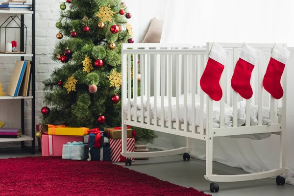 Intérieur de la chambre de bébé décorée de Noël avec lit bébé — Photo de stock