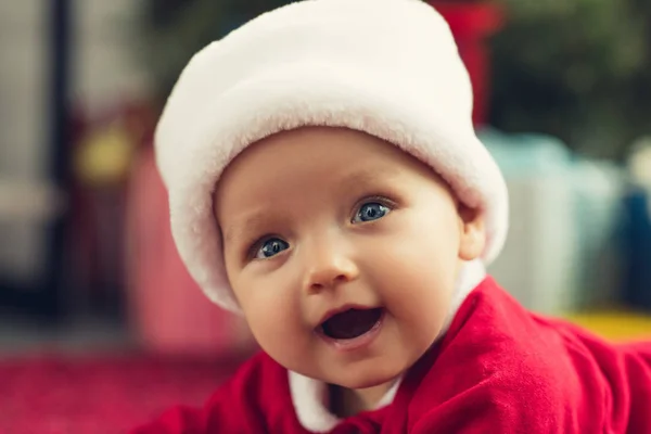 Nahaufnahme Porträt eines entzückenden kleinen Babys mit Weihnachtsmütze, das in die Kamera blickt — Stockfoto