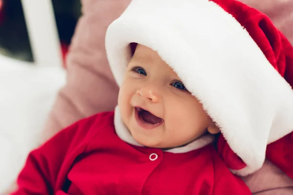 Primer plano retrato de riendo pequeño bebé en traje de santa - foto de stock