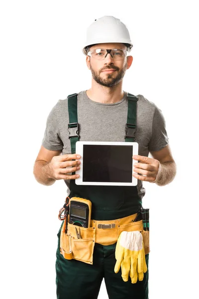 Schöner Elektriker hält Tablet mit leerem Bildschirm isoliert auf weiß und schaut in die Kamera — Stockfoto