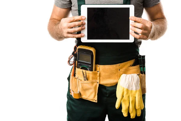 Imagen recortada del electricista sosteniendo la tableta con la pantalla en blanco aislada en blanco - foto de stock