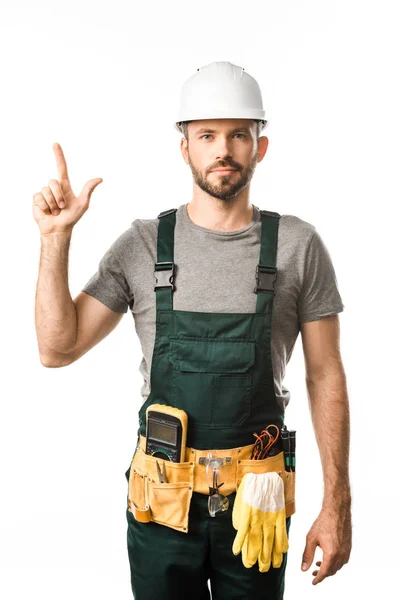 Beau électricien avec ceinture à outils pointant vers le haut isolé sur blanc — Photo de stock