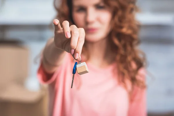 Vista da vicino della giovane donna che tiene la chiave dalla nuova casa — Foto stock