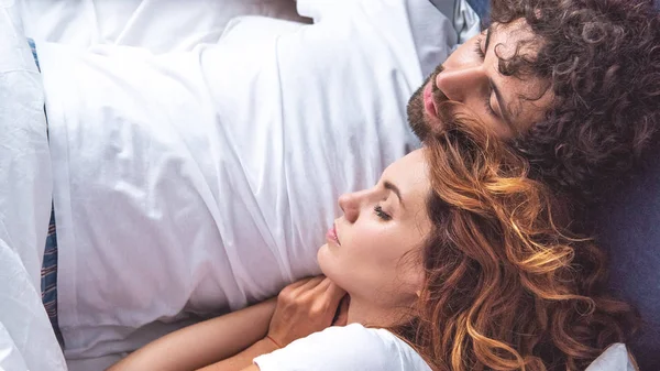 Schönes junges Paar, das zusammen im Bett schläft — Stockfoto