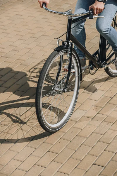 Vista sezione bassa ritagliata dell'uomo in bicicletta in città — Foto stock