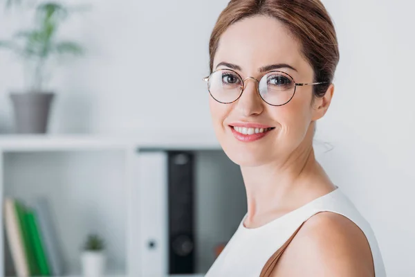 Портрет привабливої усміхненої бізнес-леді в окулярах — стокове фото