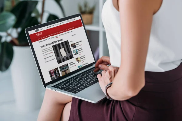 Corte vista de empresária usando laptop com bbc site de notícias — Fotografia de Stock