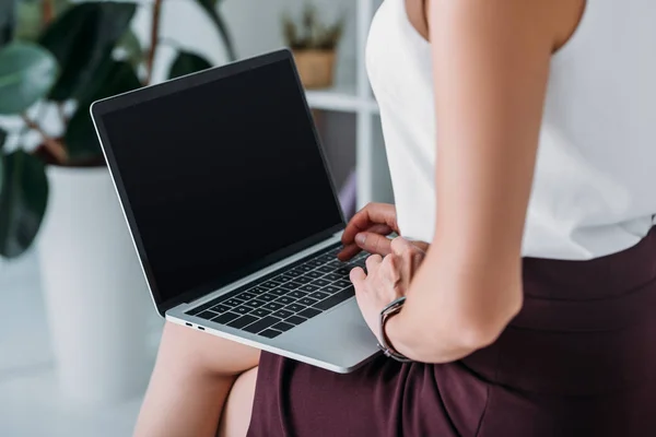 Vista cortada de empresária usando laptop com tela em branco — Fotografia de Stock