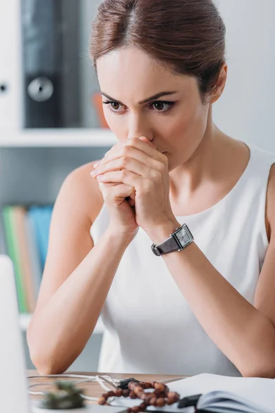 Attraktive nachdenkliche Geschäftsfrau sitzt am Arbeitsplatz im modernen Büro — Stockfoto