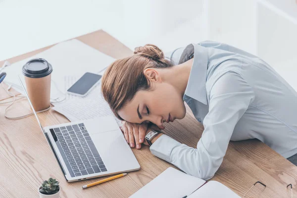 Високий кут зору виснаженої дорослої бізнес-леді спить на робочому місці — стокове фото